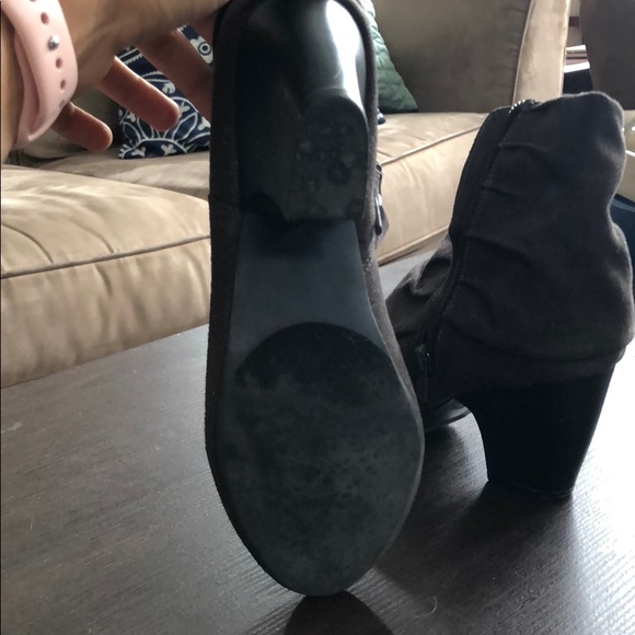 Booties with Button - Picture 2 of 3